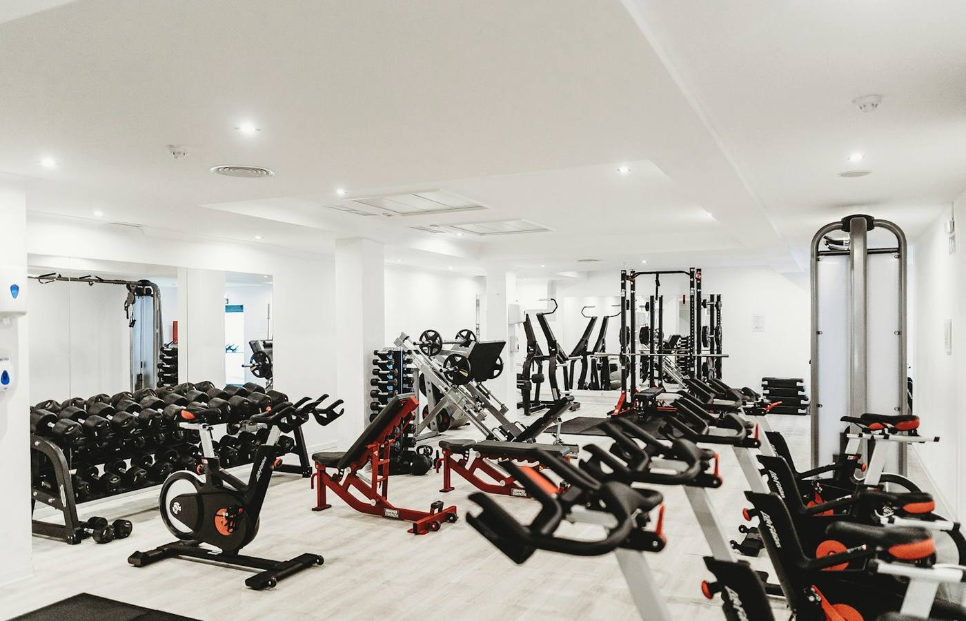 Interiér fitness centra s moderním vybavením